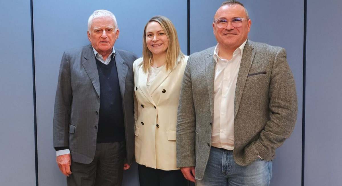 Paolo Vasile, a la izquierda, junto a Elena Martín y Enrique Hornos, de Sociograph.