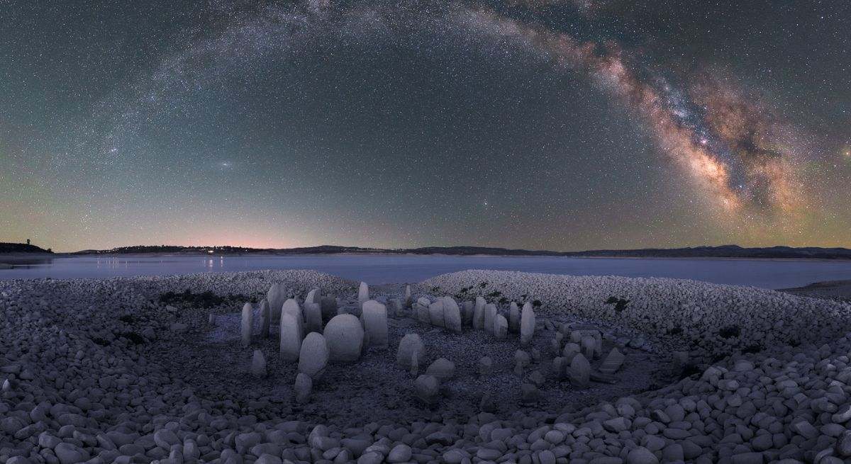 Tienes que verlo alguna vez en la vida: el 'Stonehenge español' es un monumento megalítico de 5.000 a.C. y solo se puede ver cuando baja el nivel del agua