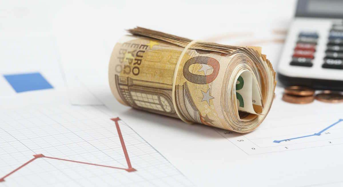 Euros en billetes con una calculadora