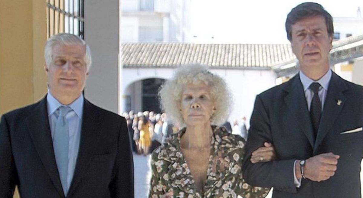 duquesa-de-alba-con-sus-dos-hijos.jpg