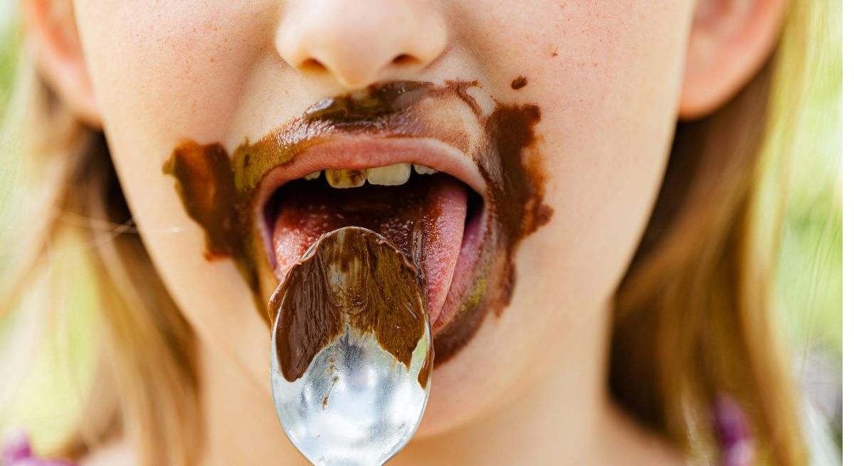 Joven comiendo chocolate