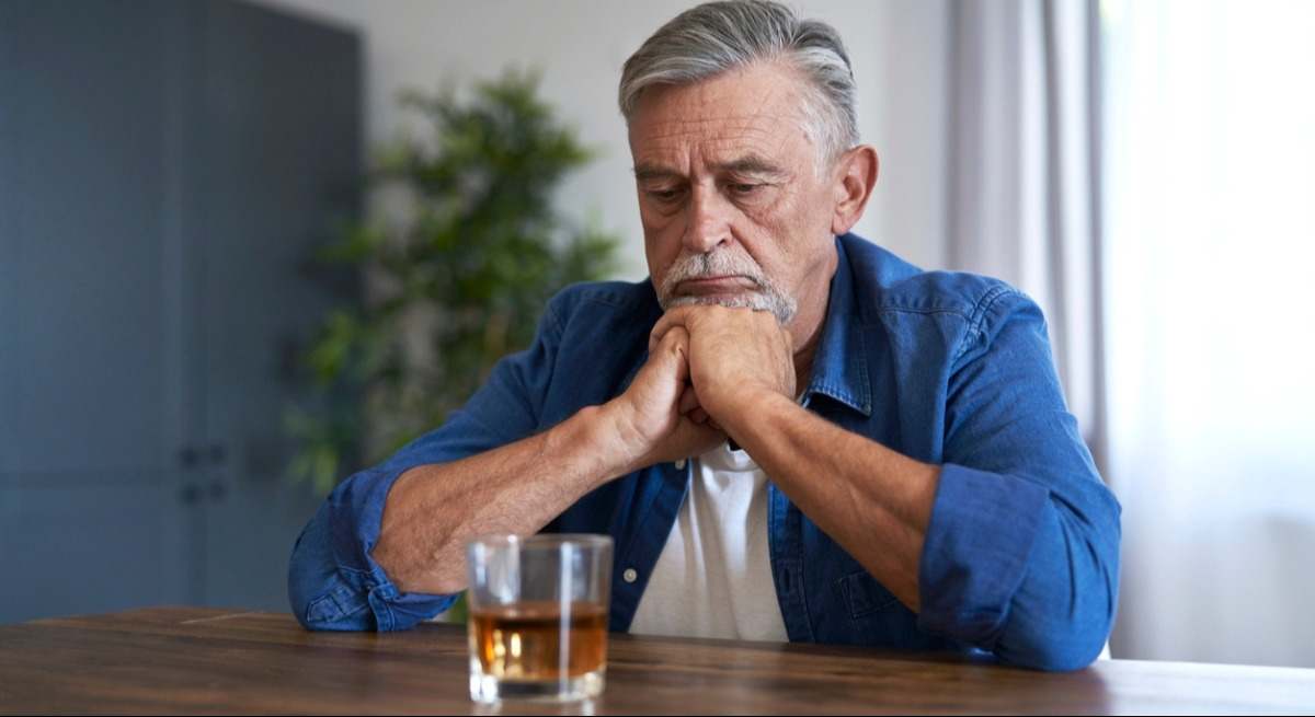 hombre-bebiendo-alcohol