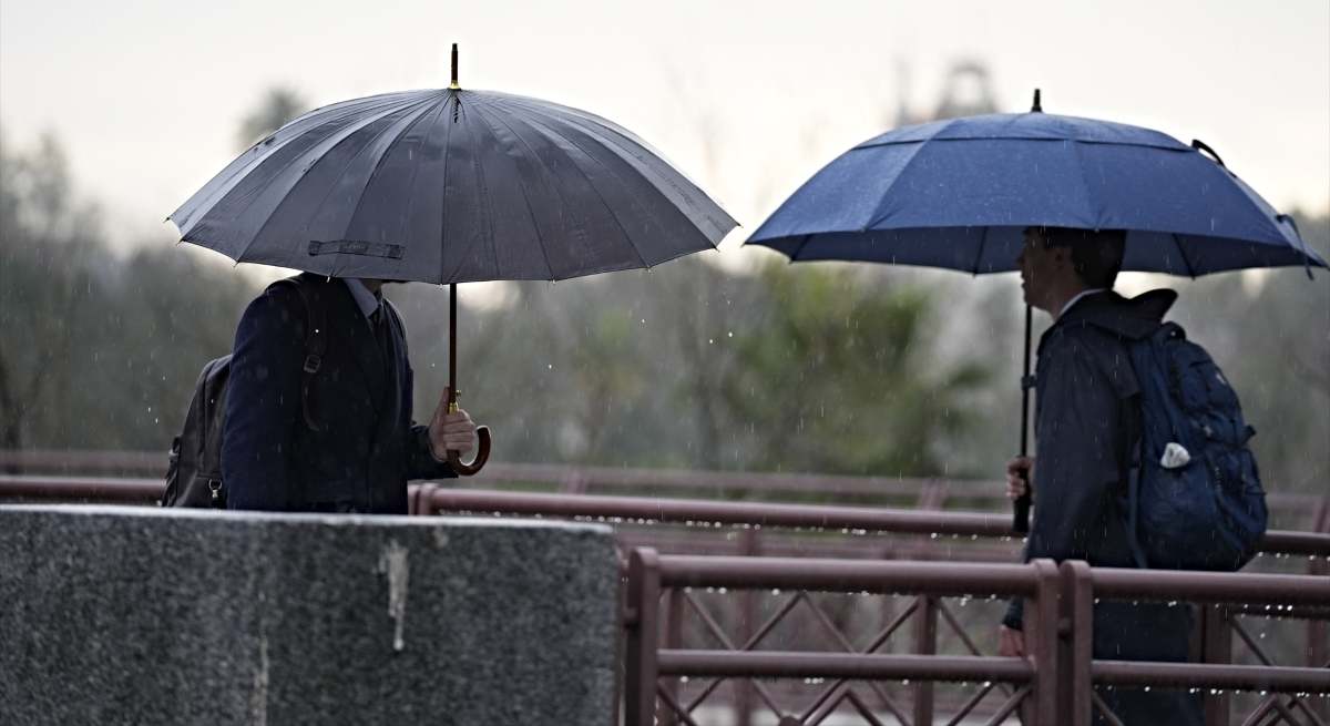 Dos personas se protegen de la lluvia en Sevilla / EP