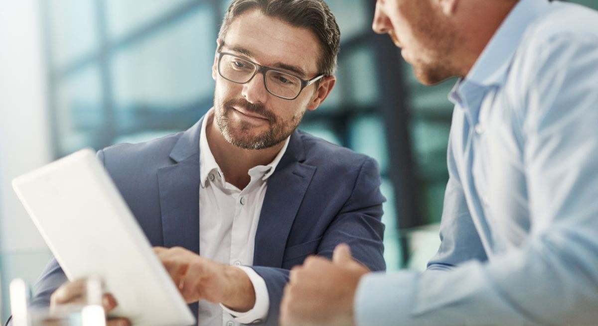 Dos profesionales trabajan en una empresa.