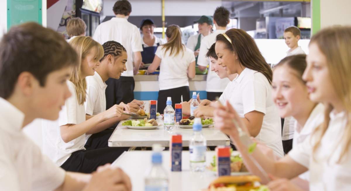 estudiantescomiendo.jpg