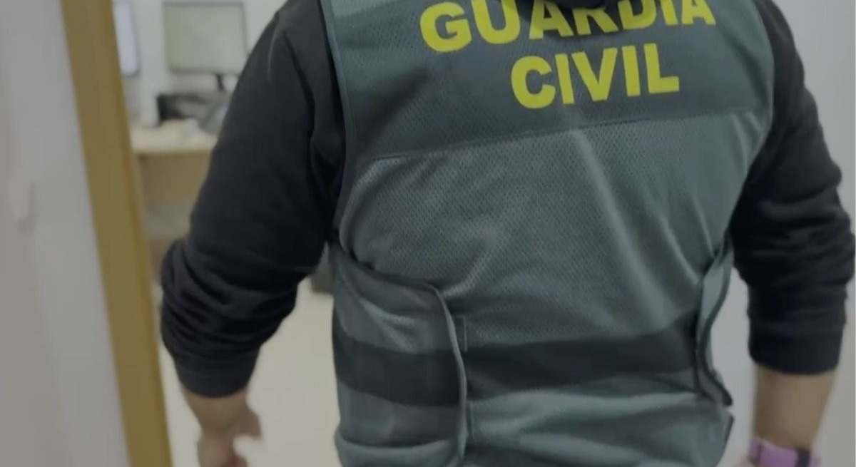 Imagen de un guardia civil de espaldas