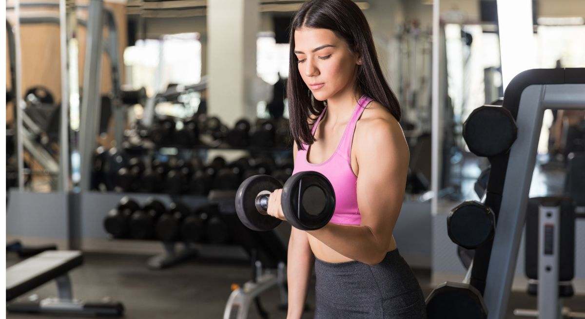 Una joven entrena en el gimnasio