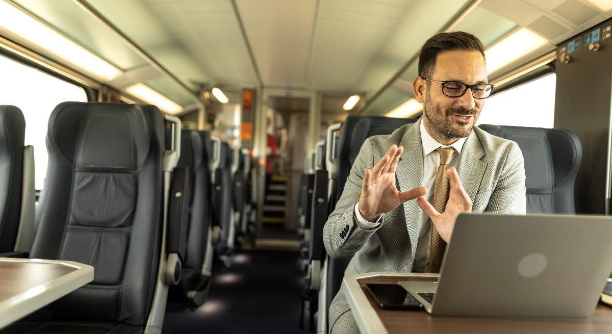 Senor-realizando-una-reunion-en-un-tren--iStock.jpg