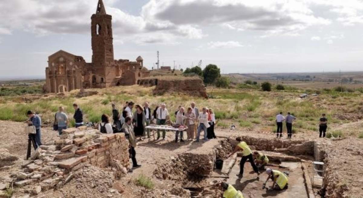 Arqueólogos hallan restos de una sinagoga medieval.