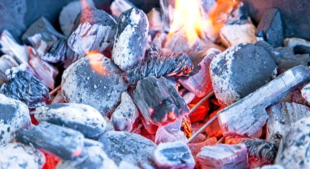 El truco definitivo para encender las brasas de la barbacoa.