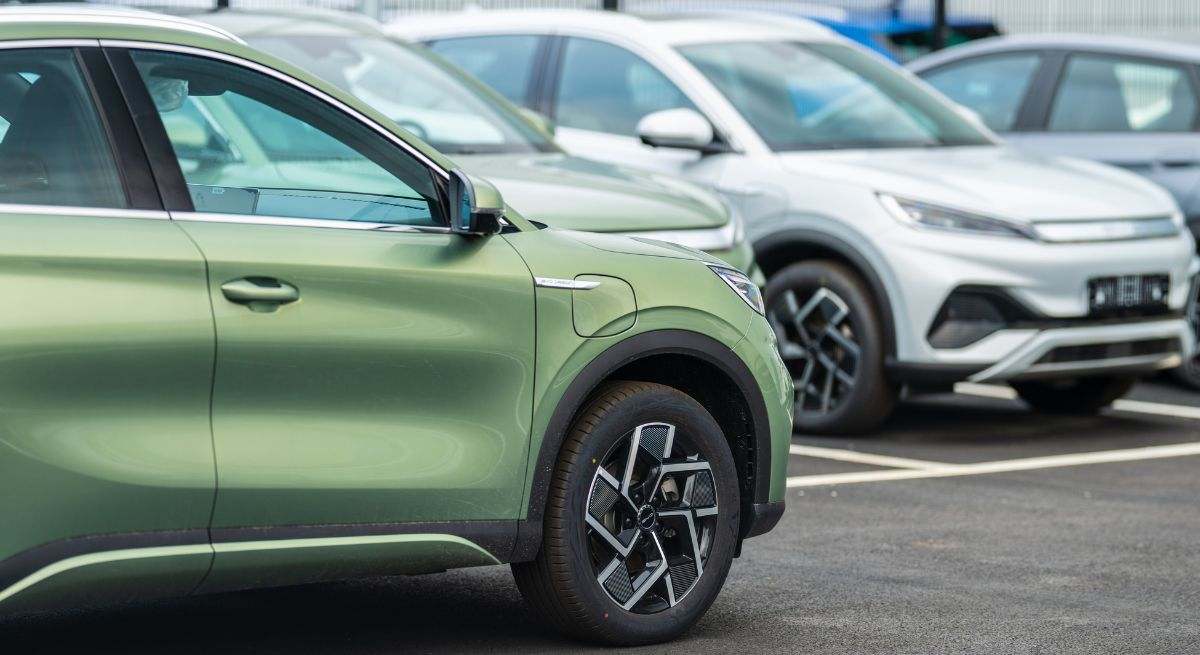 Coches eléctricos en un concesionario