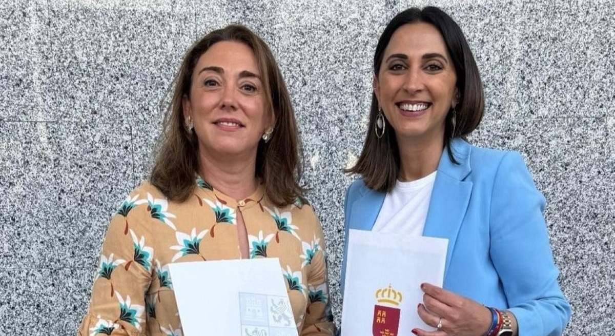 La consejera de Agricultura, Ganadería y Desarrollo Rural de Castilla y León, María González Corral, (i) junto a su homóloga de la Región de Murcia, Sara Rubira
