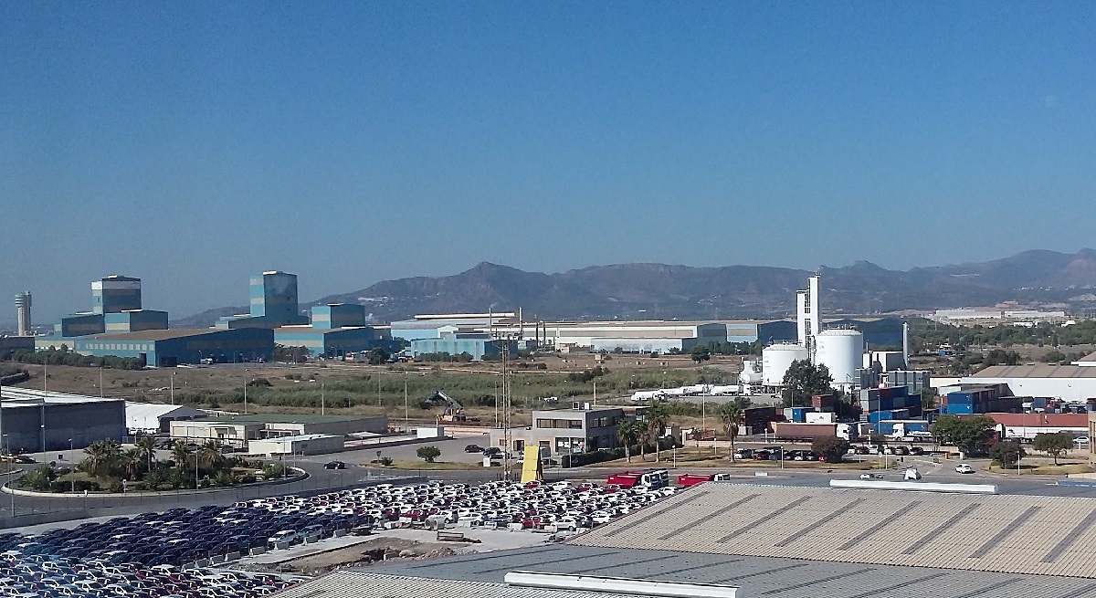 Al fondo la planta de Thyssenkrupp, junto a la de Arcelor, en Sagunto.