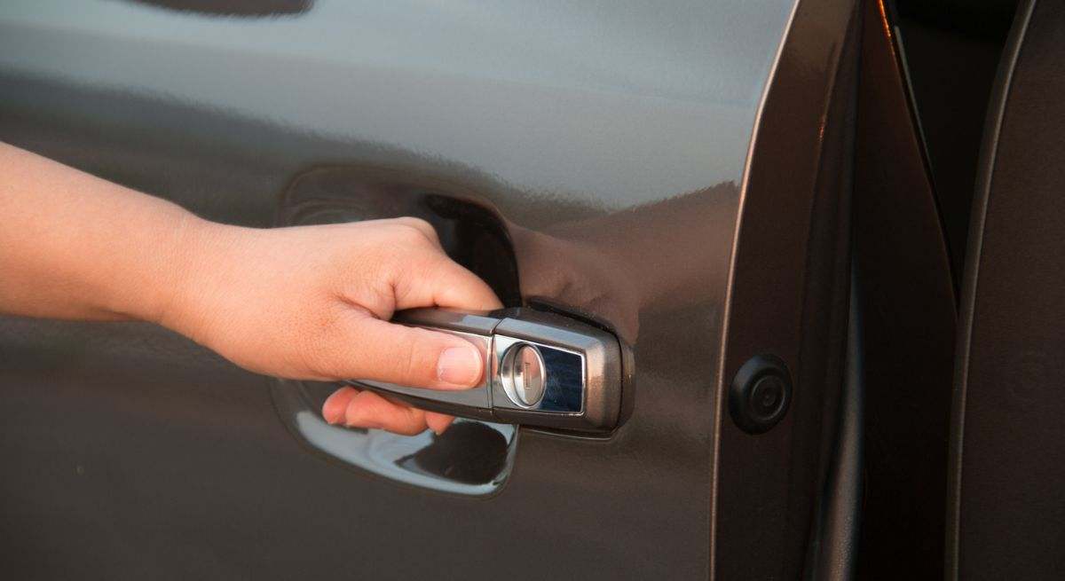 entrar-salir-coche-dgt.jpg