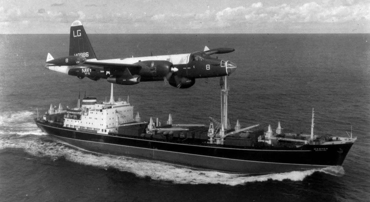 Avión militar de EEUU sobre barco ruso