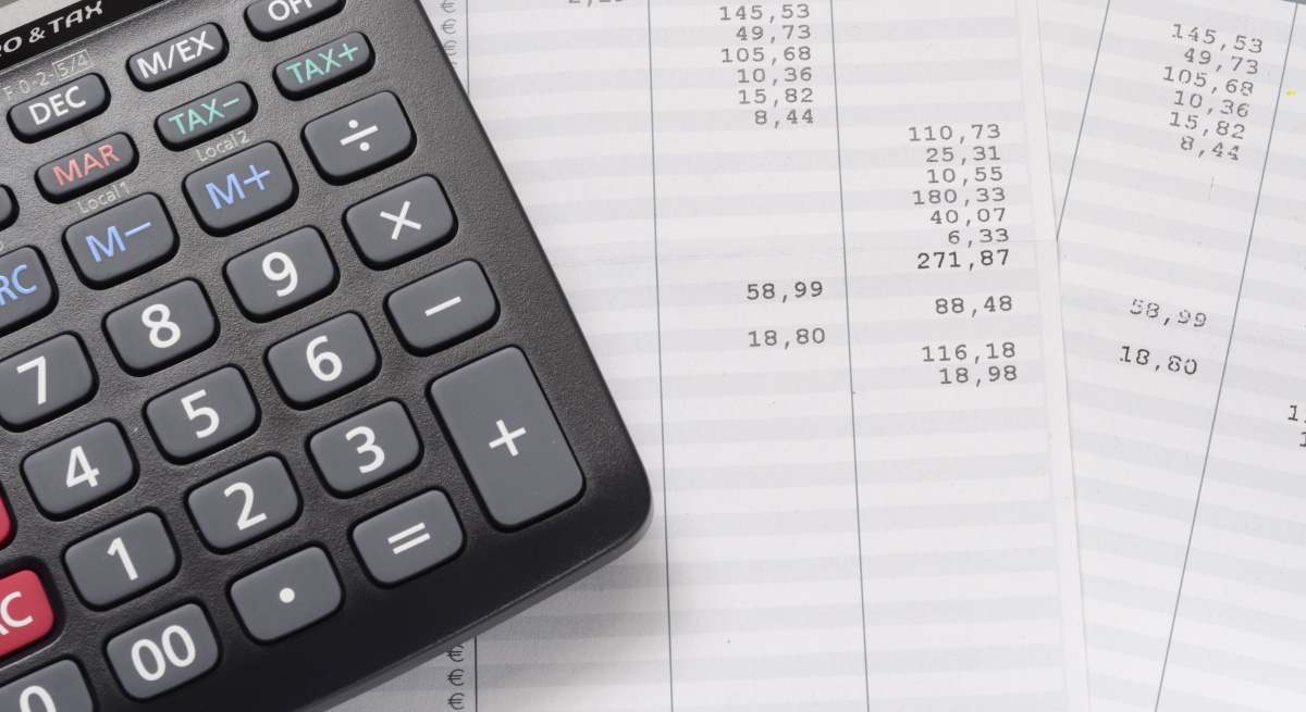 Nómina y una calculadora