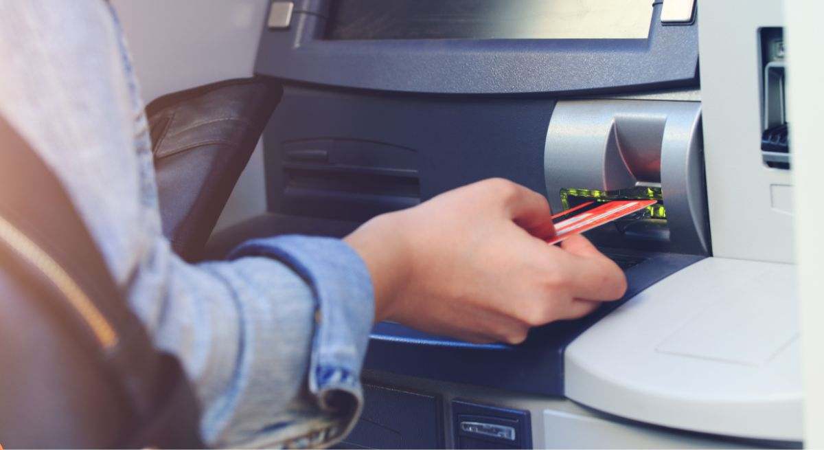 Persona utilizando un cajero automático