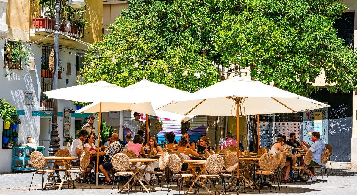 Se deja una silla de ruedas en un bar y ni el camarero ni las redes sociales dan crédito : "Milagro lo llaman"