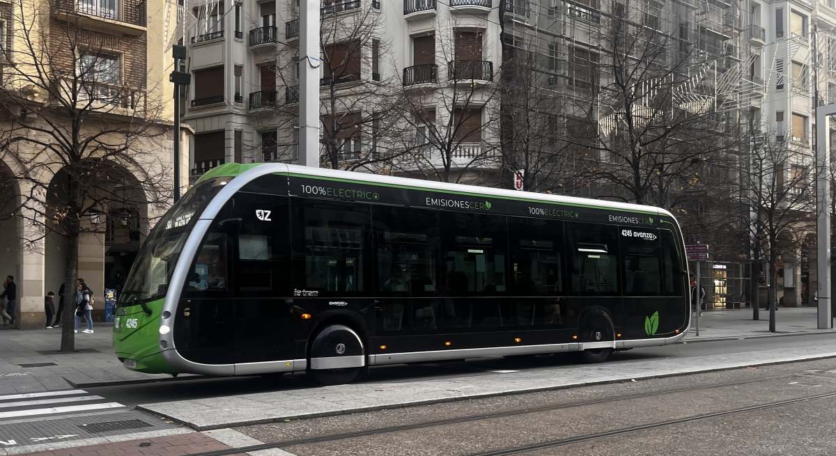 Un Ie Tram de Irizar en Zaragoza.