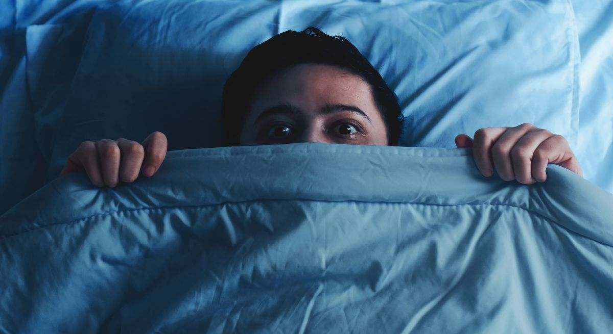 Un hombre tiene una pesadilla por la noche 