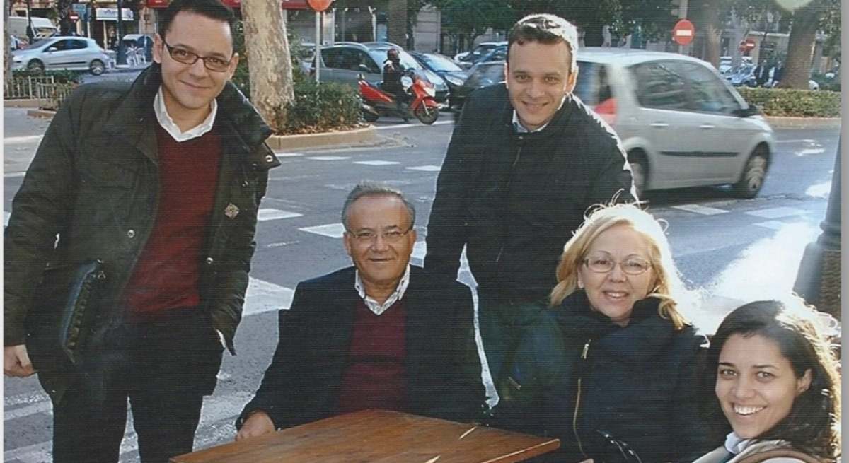 Raúl y Santiago Royo, de pie, junto a sus padres, Pascual Royo y Mari Carmen López, y su hermana Silvia.