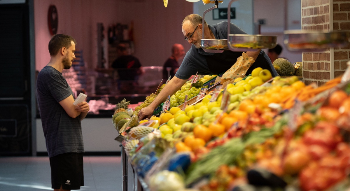 mercado-frutas-comprador-vendedor-alimentos-inflacion-cesta-compra-espana-madrid-septiembre2022-bloomberg-1200x655.jpg