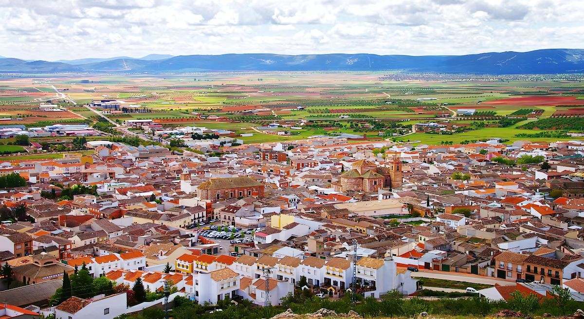 Ni Consuegra ni Ocaña: el pueblo más grande de Toledo con dos iglesias, un museo de armas y una aldea de hace 3.500 años