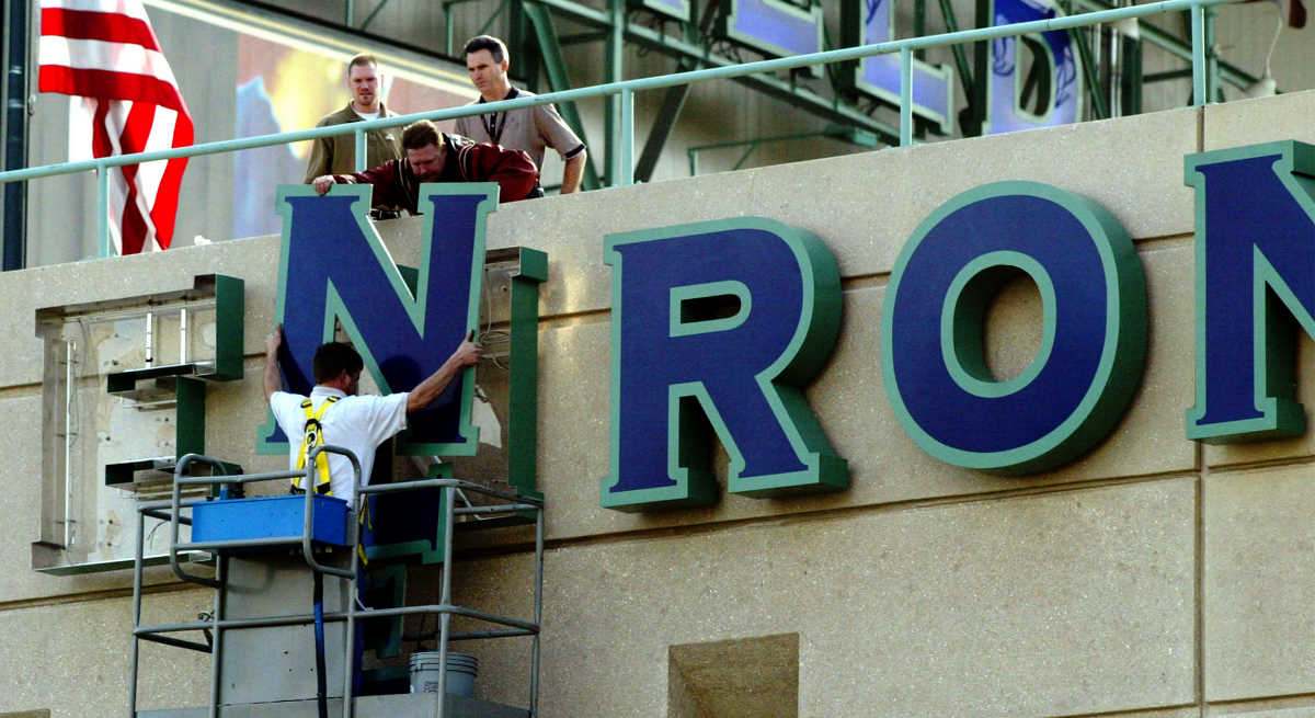 Retirada del logo de Enron.