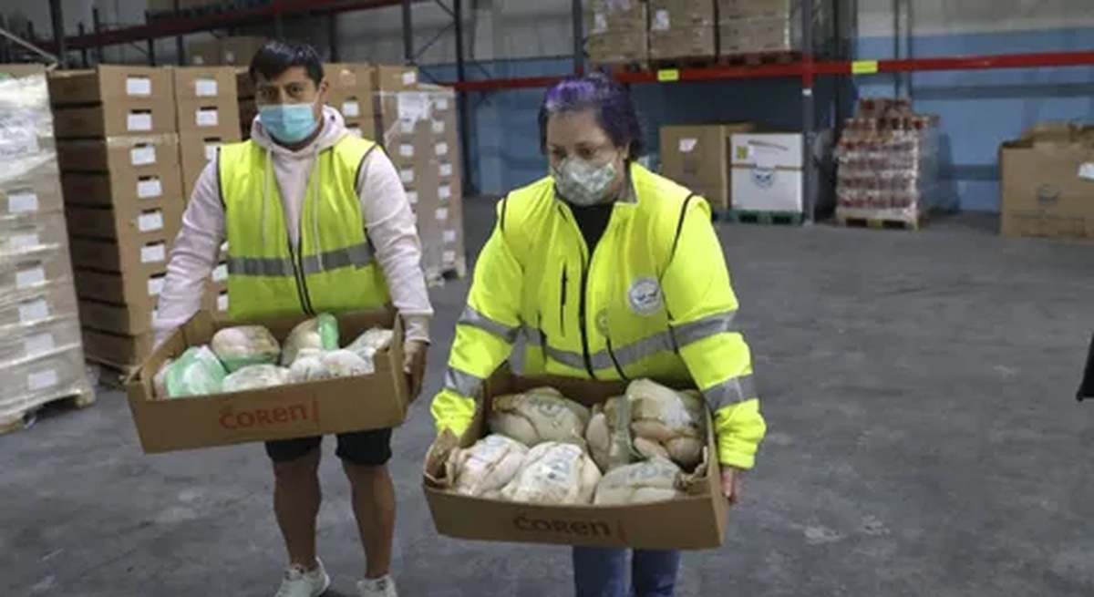 Dos voluntarios trabajando el en banco de alimentos.