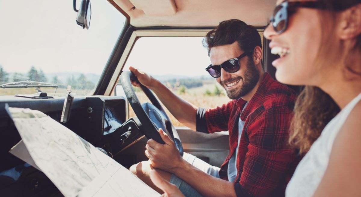 Chicos montados en un coche