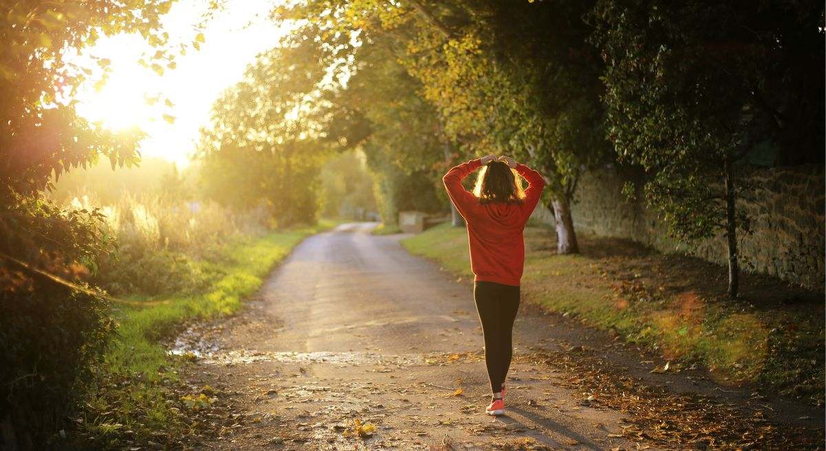 Caminar ofrece múltiples beneficios para la salud, tanto física como mental