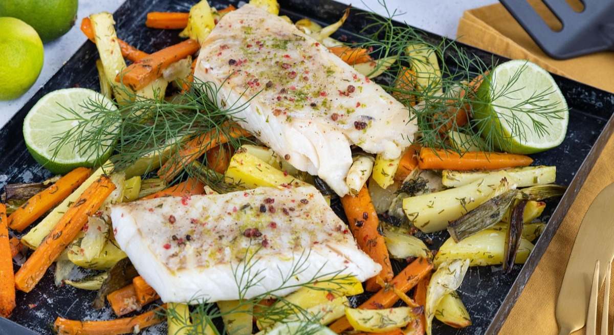 Bandeja de pescado con verduras
