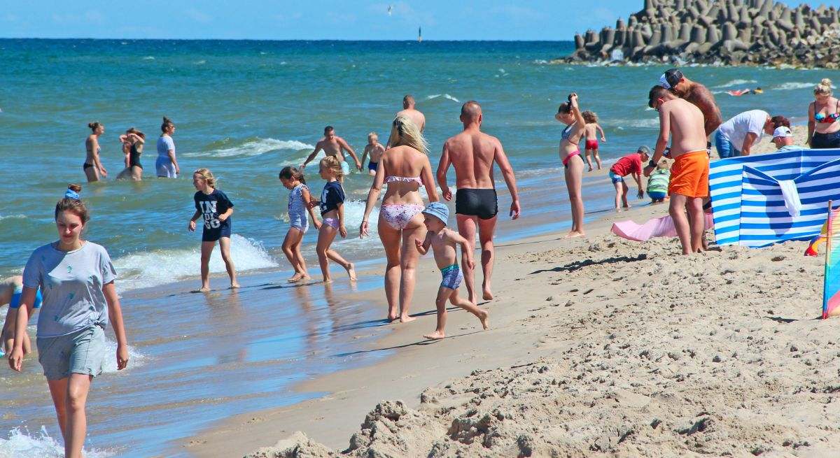 Una playa con personas disfrutando de un día soleado