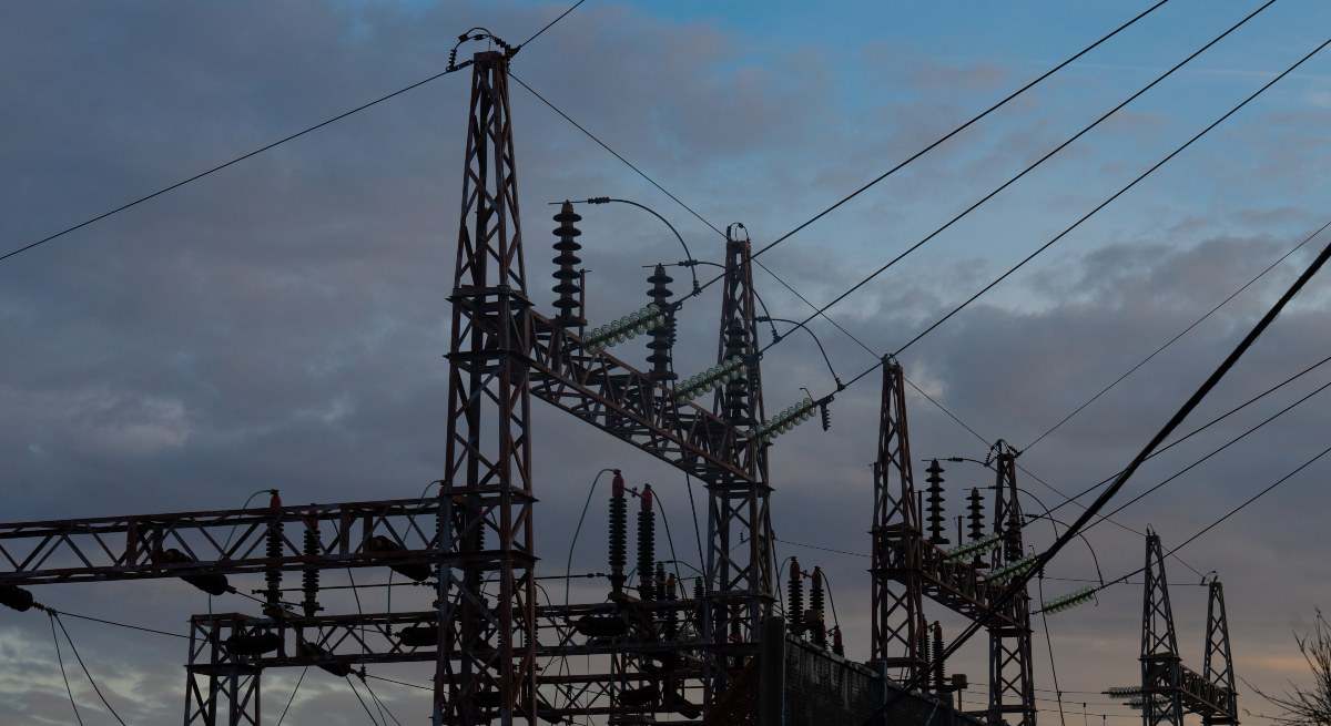 EuropaPress_4896602_tendido_electrico_31_diciembre_2022_barcelona_cataluna_espana_precio_luz-2-1.jpg