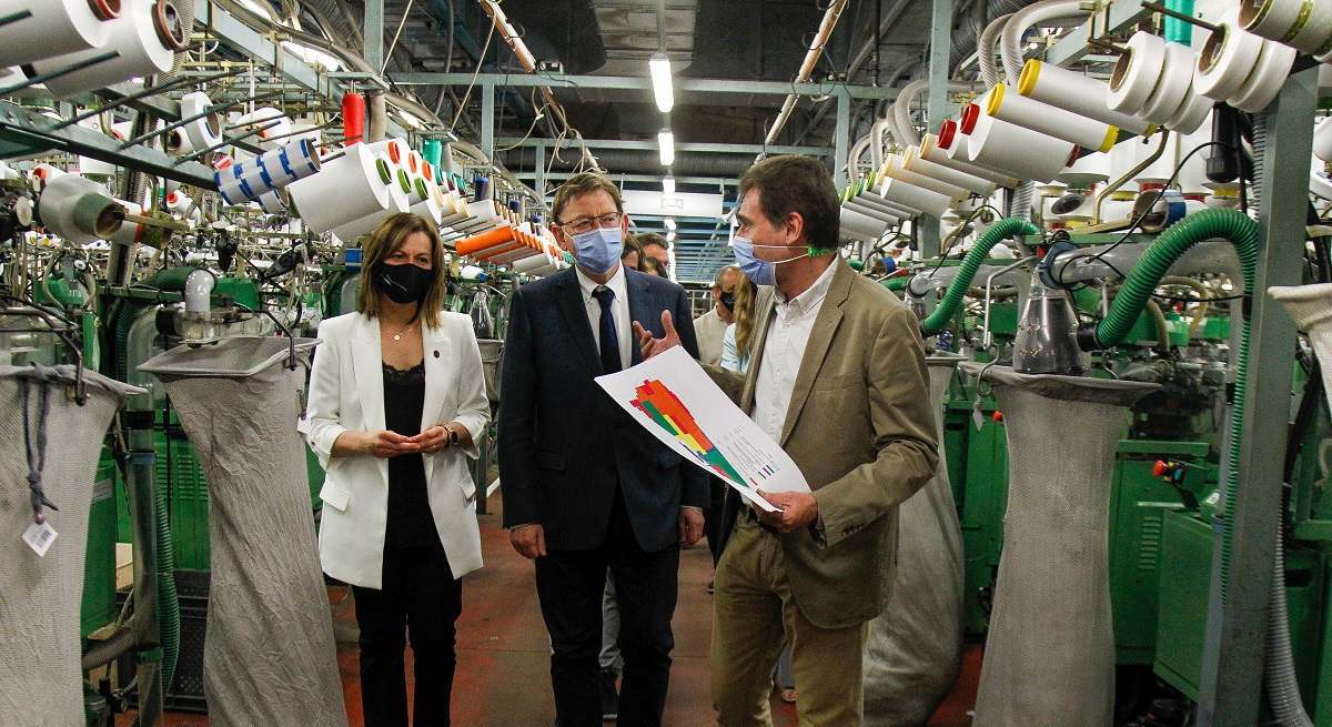 Ximo Puig, en una visita a la factoría de Marie Claire.