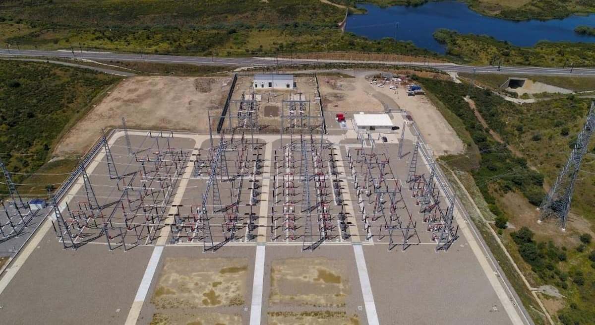 Subestación eléctrica de Adif junto a una vía de alta velocidad.