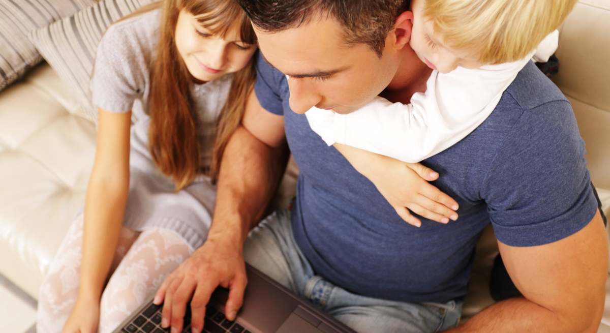 padre-ninos-ordenador-dreamstime.jpg