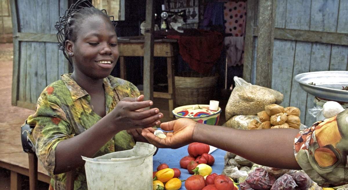 mujer-africana-dinero-mercado-dreamstime.jpg