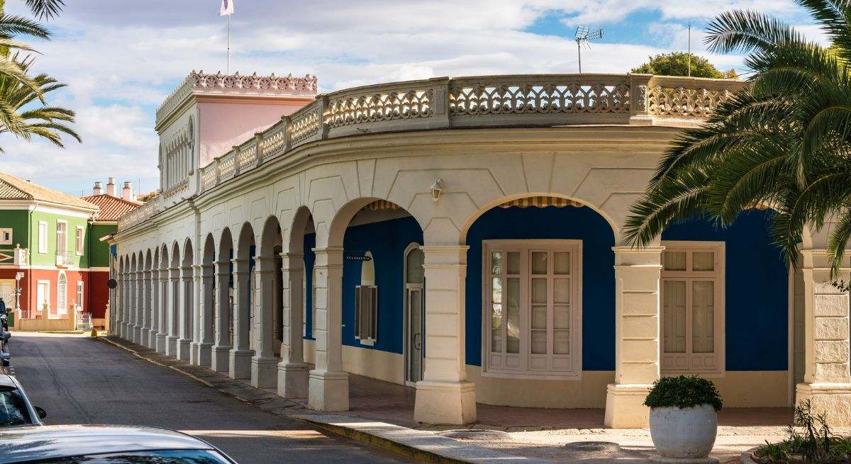 Fachada del balneario de Fortuna