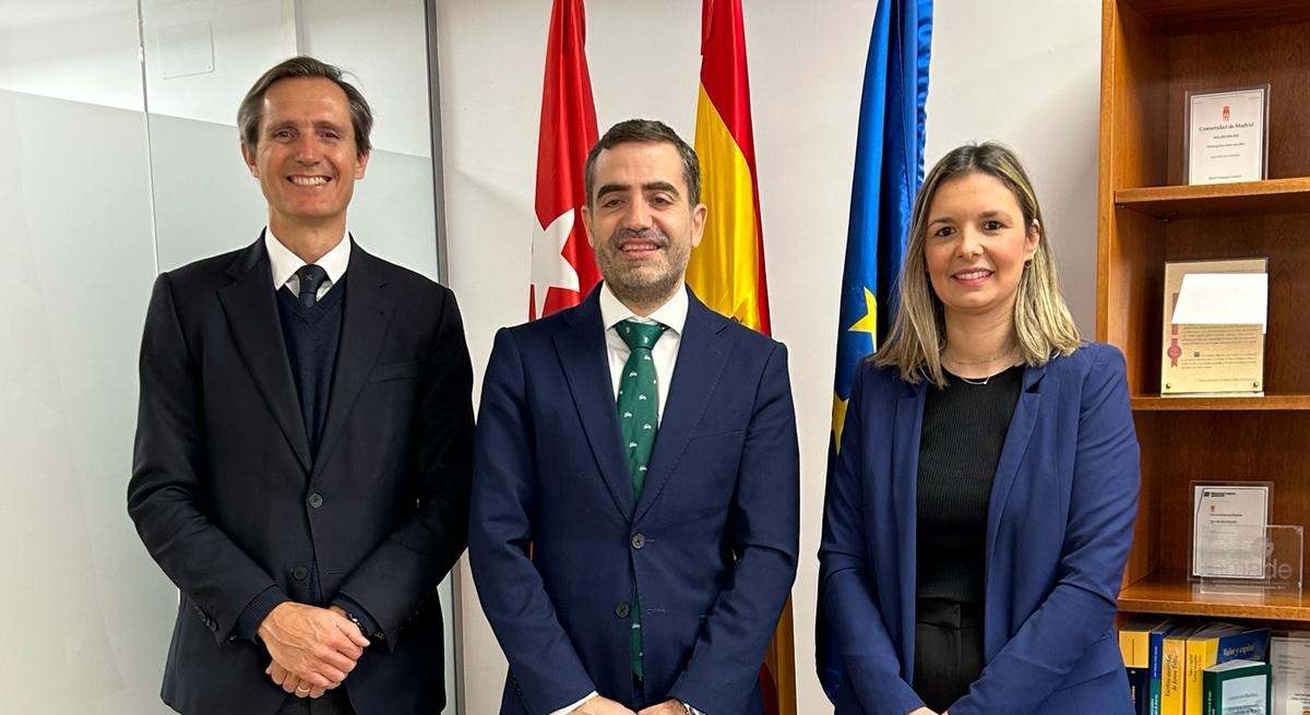 El director general de Política Financiera y Tesorería, Rodrigo Robledo; el director de Negocios Institucionales de Banco Sabadell, Jose Luis Montesino-Espartero y la directora de Sector Público Sara Castellano.