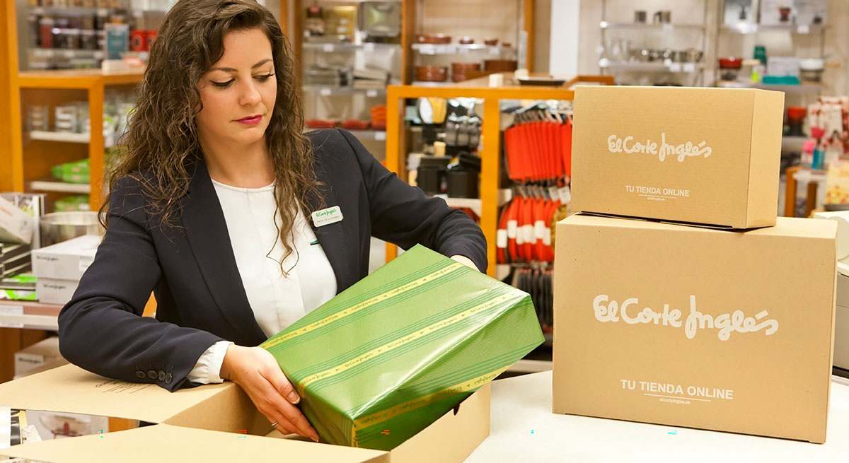 Una empleada de El Corte Inglés