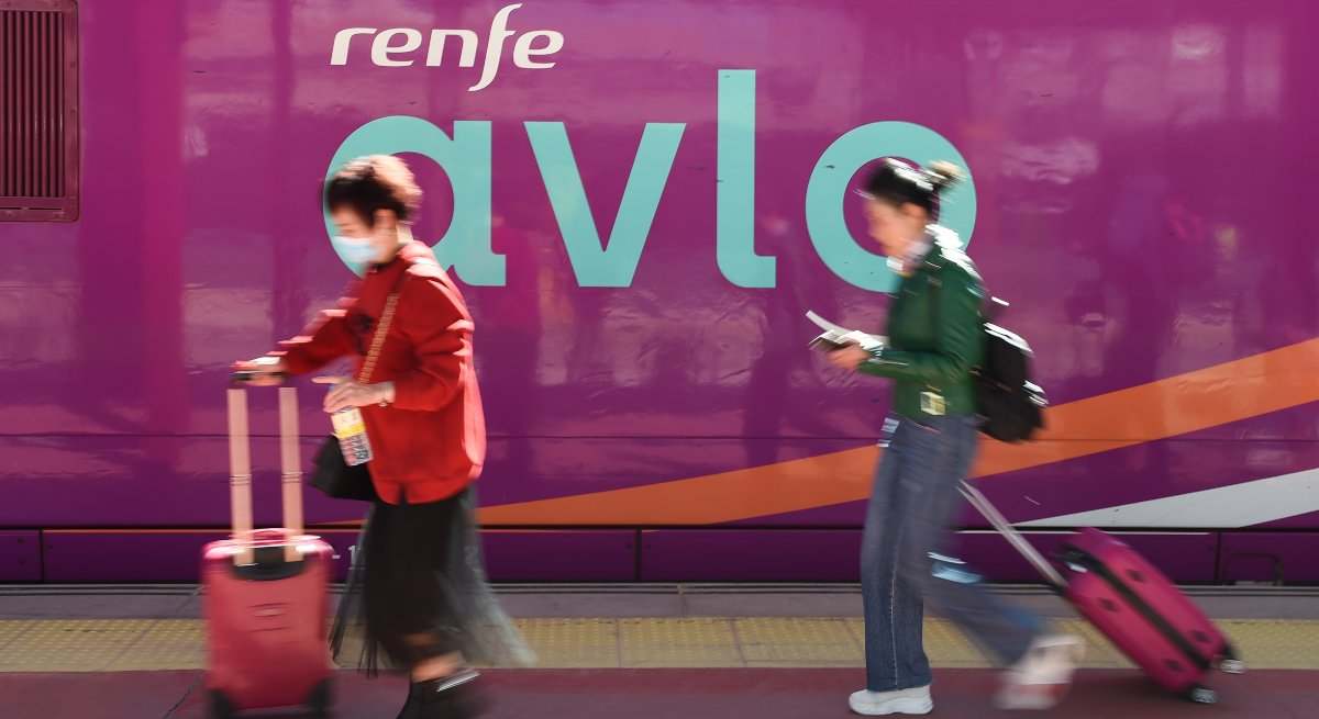 EuropaPress_5083133_varias_personas_caminan_anden_tren_avlo_jornada_salido_primeros_trenes_avlo-1.jpg