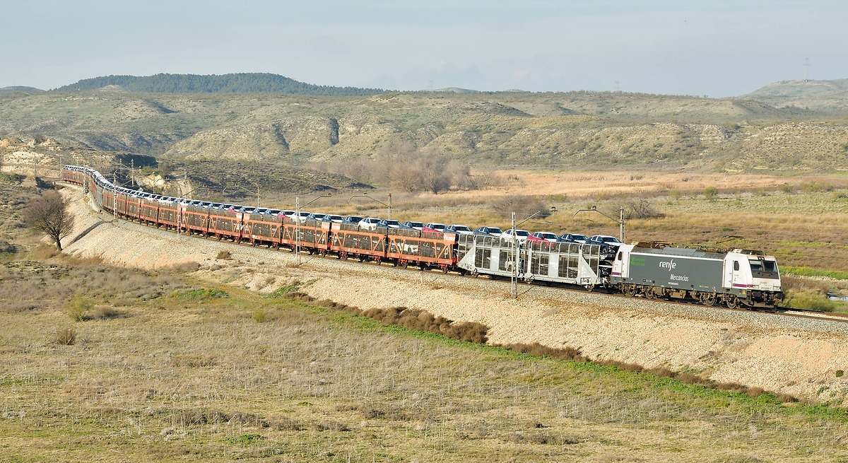 Tren portacoches operado por Renfe Mercancías. CESARE SAPIENZA
