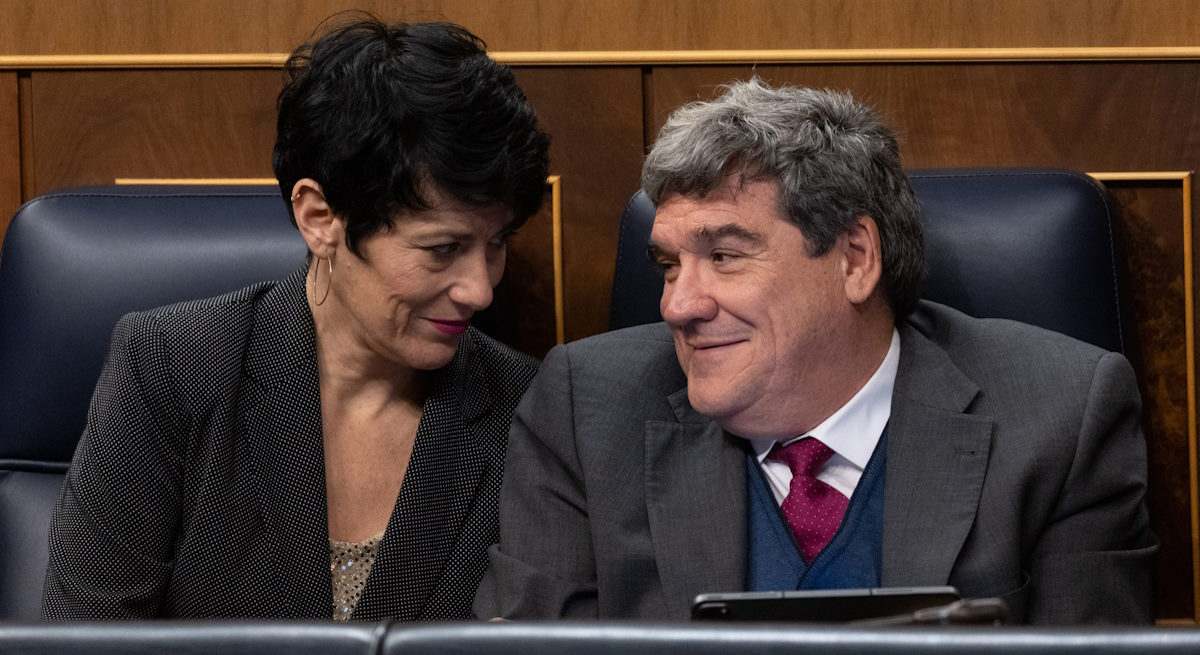 La ministra de Inclusión, Seguridad Social, y Migraciones, Elma Saiz y el de Transformación Digital y Función Pública, José Luis Escrivá, en el Congreso