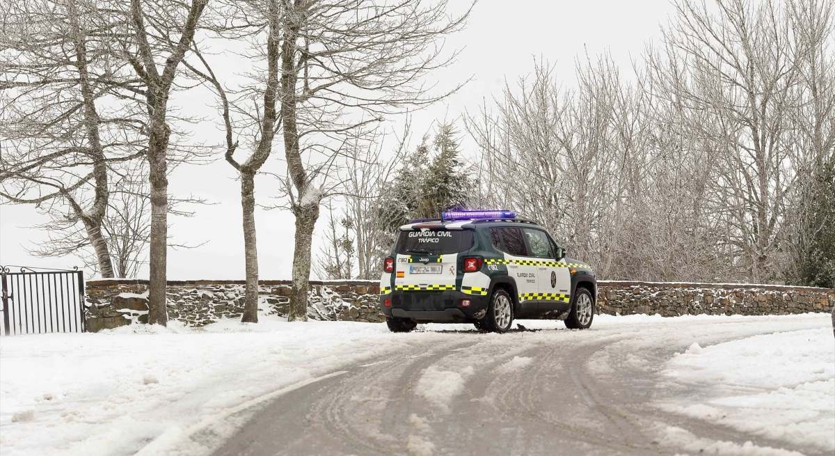 Un coche de la Guardia Civil entre la nieve / EP