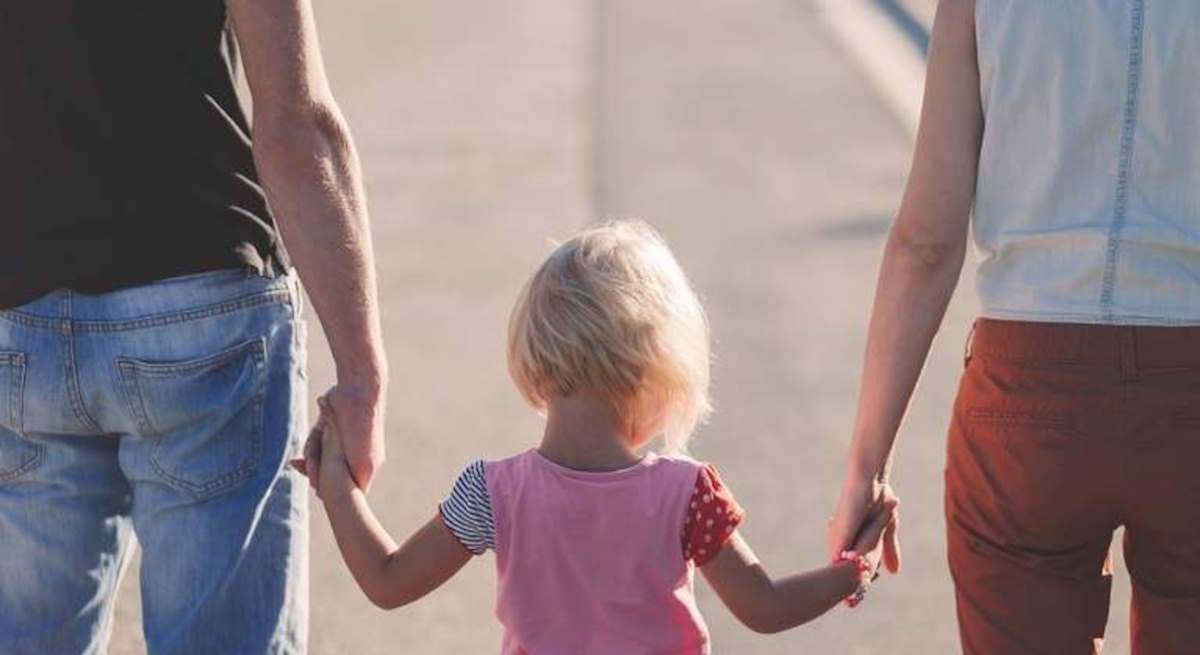 Hija de la mano de sus padres. Foto: Pixabay