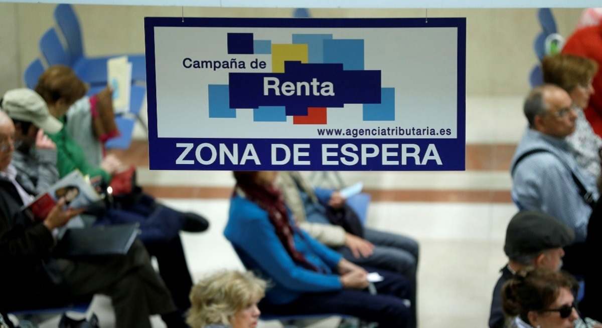 Contribuyentes esperan en una oficina de Hacienda para hacer la Renta