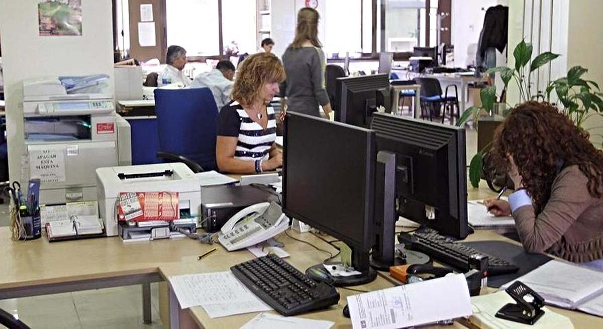 Funcionarios durante su jornada laboral / EP