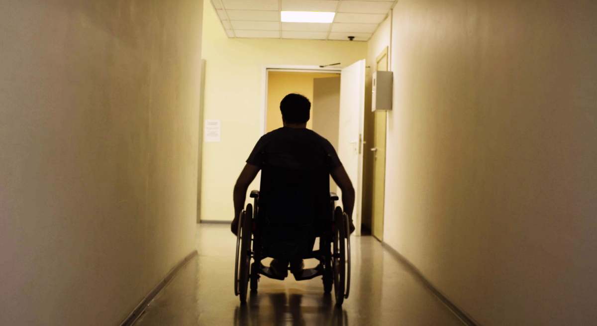 Fotografía de recurso de una persona en silla de ruedas.