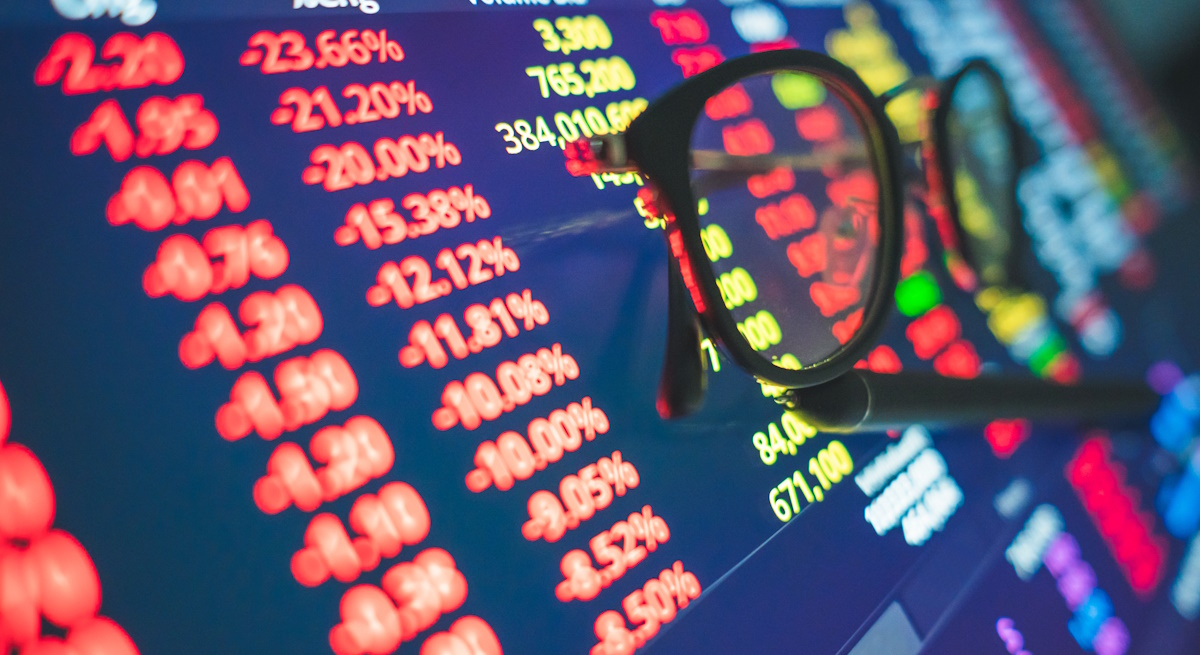 paneles-rojos-bolsa-gafas-istock.jpg